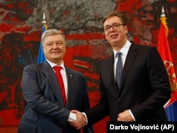 Predsednici Ukrajine i Srbije Petro Porošenko i Aleksandar Vučić rukuju se tokom razgovora u Palati Srbija u Beogradu (Foto: AP/Darko Vojinović)