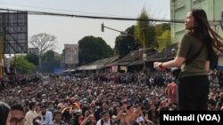 Debora, salah satu orator dalam aksi di Yogyakarta, Senin, 23 September 2019. (Foto:VOA./Nurhadi)