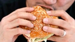 한 남성이 햄버거를 먹고 있다. (자료사진)