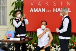 Presiden Joko Widodo menerima suntikan vaksin Covid-19 di Istana Merdeka, Jakarta, Senin, 13 Januari 2021. (Foto: Agus Suparto via Reuters)