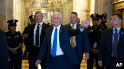 Vice Presidente Mike Pence, no centro, chega ao Senado, quando a maioria Republicana no Congresso votava para repelir e substituir o Obamacare". Capitólio, Julho 27, 2017.