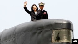 2017年3月21日，台灣總統蔡英文(左)來到南台灣的高雄左營海軍基地，從劍龍級潛艇上揮手。