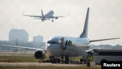Čarter avion za Haiti sprema se da ukrca putnike na Međunarodnom aerodromu u San Antoniju dok američke vlasti ubrzavaju deportaciju migranata na granici sa Meksikom u San Antoniju u Teksasu, 20. septembra 2021. at the border with Mexico, in San Antonio, Texas, Sept. 20, 2021.