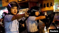 香港警方拔槍指向示威群眾。