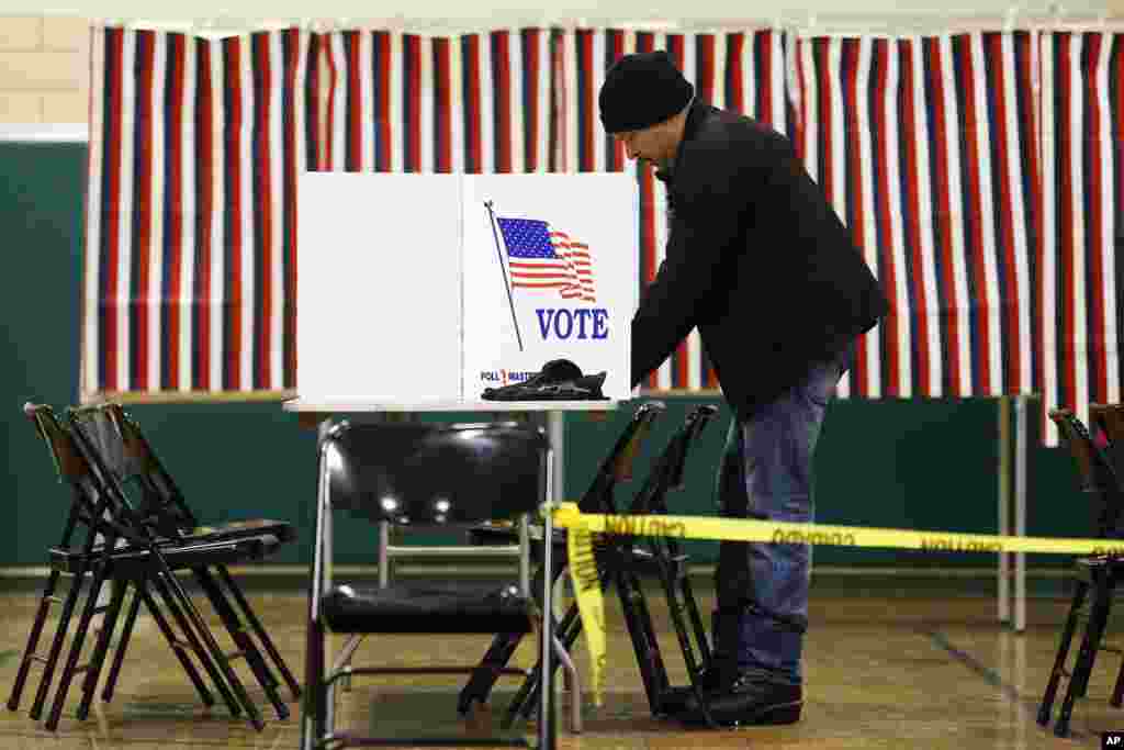 Seorang pemilih menandai surat suaranya pada pemilihan pendahuluan di Nashua, New Hampshire, 9 Februari 2016.