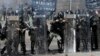Policajci se spremaju da pucaju u demonstrante na Politehničkom univerzitetu u Hong Kongu