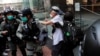 香港防暴警察在中环驱散利用午餐时间抗议示威的民众。（2020年5月27日）