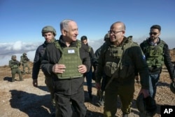 Perdana Menteri Israel Benjamin Netanyahu, kiri, mengunjungi pasukan Israel di zona penyangga di dalam Suriah, 17 Desember 2024. (Foto: via AP)