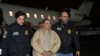 Raja narkoba Meksiko Joaquin "El Chapo" Guzman tiba di Bandara Long Island MacArthur, New York, setelah di ekstradisi dari Meksiko, 19 Januari 2017. 