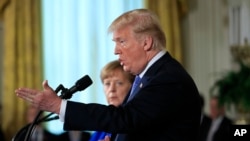 Presiden Donald Trump memberikan keterangan kepada media dalam konferensi pers bersama Kanselir Jerman Angela Merkel di Ruang Timur Gedung Putih di Washington, 27 April 2018. (Foto: dok).