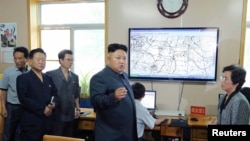 朝鲜领导人金正恩视察气象站。（资料照片）