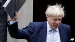 Premijer Velike Britanije Boris Džonson izlazi iz svoje rezidencije u Dauning ulici (Foto: AP)