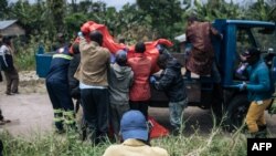 Basungi ya Croix rouge bazali kolokota nzoto ya bawei na bobomami ya ba ADF na Manzalaho, pene na Beni, 18 février 2020.