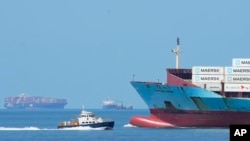 Sebuah kapal kargo berlayar menuju Samudra Pasifik setelah transit melalui Terusan Panama, terlihat dari Kota Panama, Kamis, 3 Agustus 2023. (AP/Arnulfo Franco)