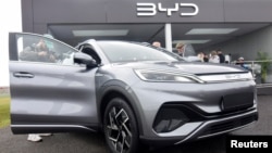 2023年4月28日英國法恩伯勒舉行的電動車貿易展上，媒體和公眾在觀看中國汽車製造商比亞迪生產的Atto 3電動運動休旅車。