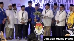 Prabowo Subianto dan Sandiaga Uno didampingi sejumlah pimpinan parpol pendukungnya di KPU RI, Jakarta, 10 Agustus 2018. (Foto: dok)