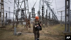 Seorang pekerja di pembangkit listrik, mencoba memperbaiki kerusakan setelah serangan Rusia di Ukraina tengah, 5 Januari 2023. (Foto: AP)