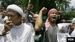 Anggota kelompok Islam radikal Front Pembela Islam (FPI) menentang pemutaran film bertema LGBT. (Foto: VOA)