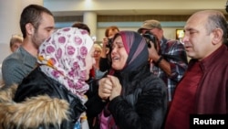 Para keluarga pengungsi Suriah tiba di bandara internasional O'Hare, Chicago, AS (foto: dok).
