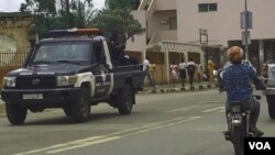 Motoqueiro e carro da polícia