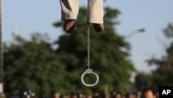 Seorang pria Iran dihukum gantung di kota Qazyin, 26 Mei 2011 karena memperkosa. (Foto: ilustrasi)