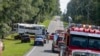Sebuah bus ditarik dari lokasi kecelakaan setelah bertabrakan dengan truk pikap di Ocala, Florida, pada 14 Mei 2024. Kecelakaan tersebut menewaskan delapan penumpang bus. (Foto: AP/Alan Youngblood)