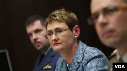Juru bicara NATO, Oana Lungescu (tengah) mengatakan NATO akan meneruskan operasi hingga warga sipil di Libya aman.