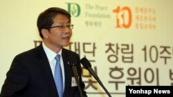 류길재 한국 통일부 장관이 18일 서울 세종문화회관에서 열린 평화재단 창립 10주년 기념 행사에 참석해 축사하고 있다. 
