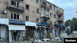 Sebuah apartemen rusak akibat serangan drone Rusia di Kota Konotop, Wilayah Sumy, Ukraina, 12 September 2024. (Foto: Kepolisian Nasional Ukraina/Reuters)