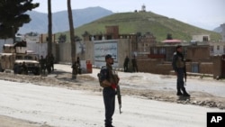 Seorang petugas keamanan berjaga di dekat lokasi ledakan di Kabul, Afghanistan, 29 April 2020. (Foto: dok).