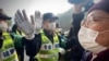 警察在上海浦東新區法院外面阻止記者拍攝錄像。（2020年12月28日法新社）