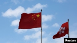 香港立法会外面的中国国旗和香港区旗