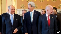 法国外长法比奥斯（左）、美国国务卿克里与英国外相黑格（右）在伦敦参加11国会议。（2014年5月15日）
