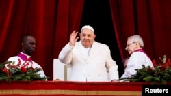 Paus Fransiskus saat menyampaikan pidato tradisional Natal Urbi et Orbi dari balkon utama Basilika Santo Petrus di Vatikan, 25 Desember 2024. (Yara Nardi/REUTERS)