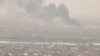 Kepulan asap hitam mengepul di tengah bentrokan antara Pasukan Dukungan Cepat paramiliter dan tentara, di Bahri, Khartoum Utara, Sudan, 28 April 2023. (Video via REUTERS)