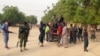 Naoružani lokalni dobrovoljci u Maiduguri, Nigerija, nakon napada militanata Boko Harama, 27. aprila 2018.
