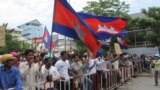 រូបឯកសារ៖ បាតុករ​ជា​ច្រើន​រយ​នាក់​បាន​ដើរ​ដង្ហែរ​ក្បួន​បាតុកម្ម​កាល​ពី​ថ្ងៃ​ទី​២១ ខែ​កក្កដា​ ឆ្នាំ​២០១៤​ ទាម​ទារឲ្យ​អ្នក​នាំ​ពាក្យ​នៃ​ស្ថាន​ទូត​វៀតណាម​ ចេញ​មក​សុំ​ទោស​ជា​សាធារណៈ​ជុំ​វិញ​ការ​លើក​ឡើង​ថា​ ទឹក​ដី​កម្ពុជា​ក្រោម​គឺ​ជា​របស់​វៀតណាម​តាំង​ពី​យូរ​ណាស់​មក​ហើយ។ (ស៊ុយ ហ៊ាមខេមរា/VOA)