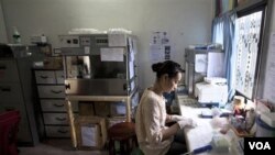 Peneliti malaria, Somsuda Setaphan, menyiapkan sampel darah di sebuah rumah sakit di Pailin, Kamboja (foto: dok).