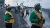 美國航空母艦卡爾文森號上的官兵預備戰機起飛 (資料圖片)