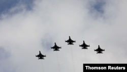 28일 타이완 타이중에 개소한 F-16 전투기 정비소 개막식에서 전투기들이 축하 비행을 하고 있다.