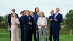 七國集團和歐盟領導人2024年6月13日在意大利出席高峰會期間觀賞跳傘表演。 （美聯社）