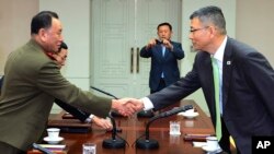 15일 판문점에서 열린 남북 정상급 군사회담에서 한국측 대표인 류제승 국방부 국방정책실장(오른쪽)과 북측 대표인 김영철 국방위원회 정찰총국장이 악수하고 있다.