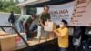 Bantuan sosial dikirimkan ke luar kota Surabaya untuk warga miskin yang terdampak ekonominya karena corona. (Foto: VOA/Petrus Riski)