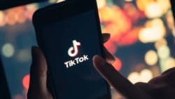 一部iPhone手机上显示TikTok应用程序的图标。