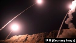 Garda Revolusi Iran menembakan misil dari Provinsi Kermanshah, sebelah barat Iran, 1 Oktober 2018. Serangan itu menarget kelompok-kelompok militan di Albu Kamal, kota di sebelah timur Suriah.
