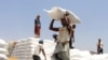 Para pekerja mendistribusikan bantuan pangan dari WFP untuk para pengungsi Yaman (foto: dok). 