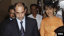 Utusan PBB Tomas Quintana mengadakan jumpa pers bersama dengan Aung San Suu Kyi (24/8). Sebelumnya, Quintana mengadakan pembicaraan dengan para tahanan politik Birma.