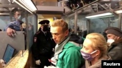 俄罗斯当局逮捕反对派人士纳瓦尔尼Navalny2021年1月17日在莫斯科一个机场被逮捕（路透社）
