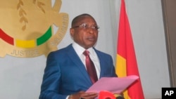 Pemimpin kudeta Guinea 2008 Moussa "Dadis" Camara berbicara kepada awak media saat tiba di ibu kota negara tersebut, Conakry, pada 22 Desember 2021. (Foto: AP/Algassimou Balde)