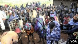 Warga Uganda berkumpul menghadiri upacara khitan bagi anak perempuan di distrik Bukwa, di timur laut ibukota Kampala (foto: dok). Di Indonesia, beberapa daerah masih menerapkan tradisi khitan bagi perempuan, meski di negara-negara Timur Tengah seperti Ara